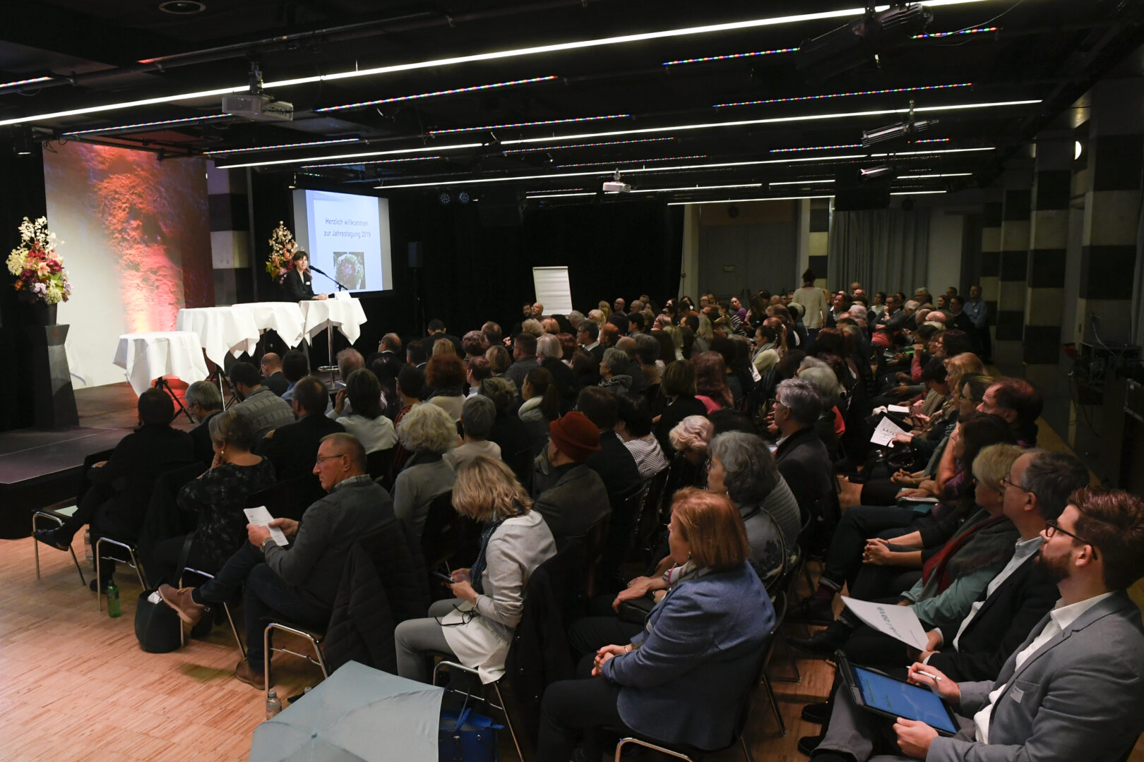 An der Jahrestagung der Sozialkonferenz Kanton Zürich tauschten sich in Winterthur 190 Vertreterinnen und Vertreter aus Sozialbehörden und Sozialdiensten über die neusten Entwicklungen bei den SKOS-Richtlinien und der Revision der Ergänzungsleistungen aus.